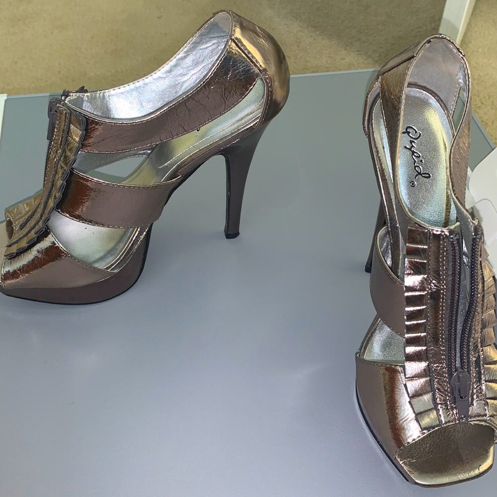 Qupid silver metallic heels size 7